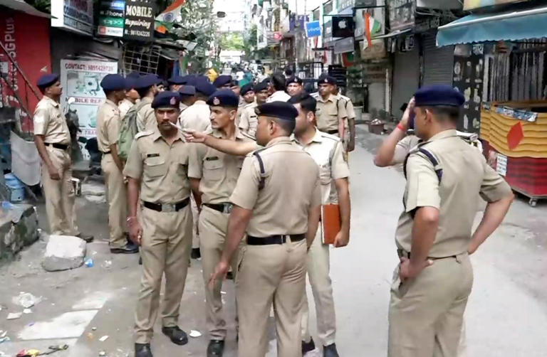 Satya Niketan PG Building Collapse: बेसमेंट में पानी रिसाव की मरम्मत कर रहा था ठेकेदार, पुलिस तलाश में जुटी